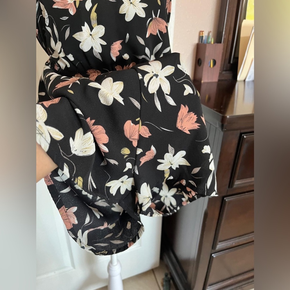 💙SHEIN Women Floral Print Cami Romper in Small Black and Pink - Picture 4 of 10